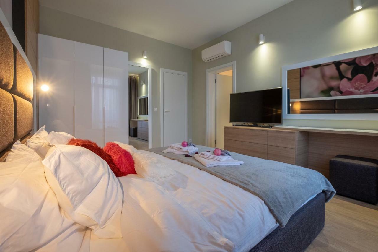 Vitosha Blvd Luxury 2-Bedroom, 2-Bathroom With Balcony Sofia Exterior photo