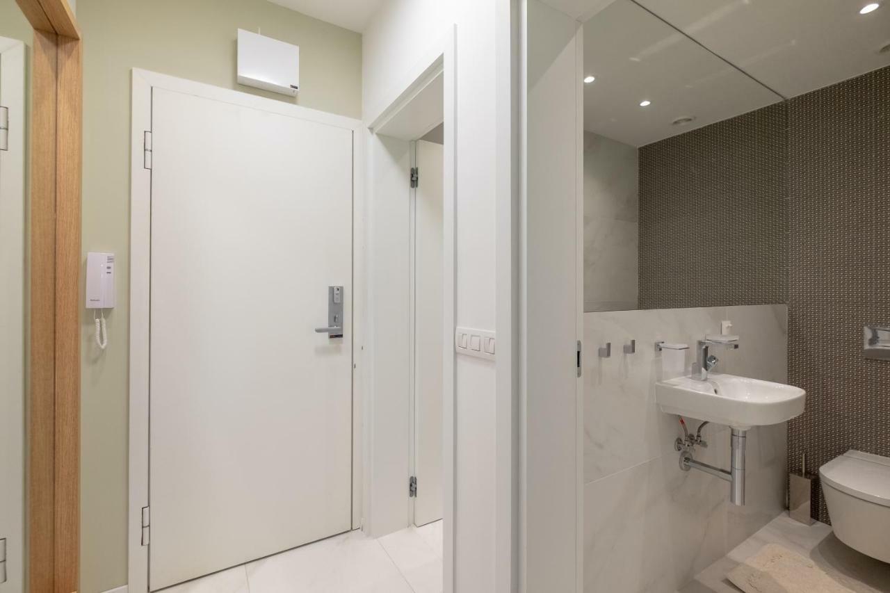 Vitosha Blvd Luxury 2-Bedroom, 2-Bathroom With Balcony Sofia Exterior photo